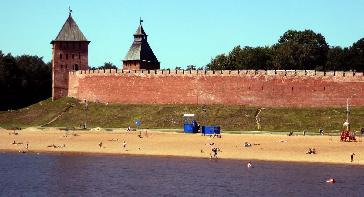 Nowgorod: Strandbad vor der Stadtmauer